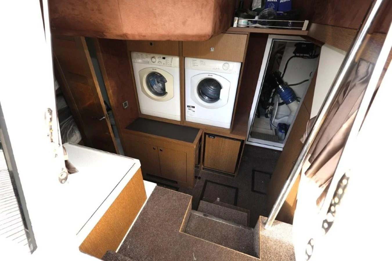 a room with a few washing machines aboard GLN65001J819 Yacht for Sale