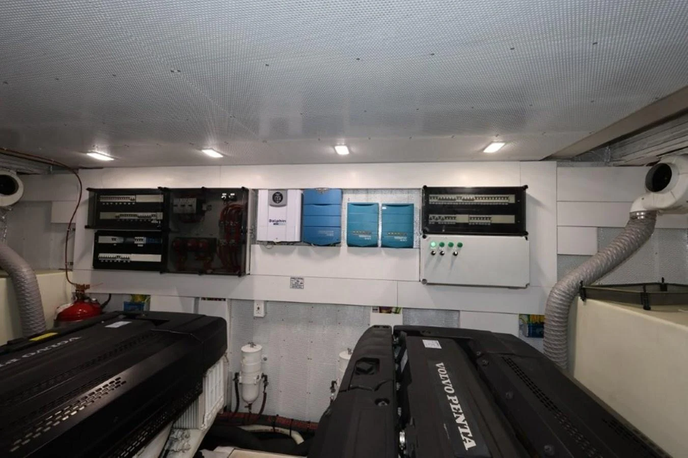a machine with a large screen aboard GLN65001J819 Yacht for Sale