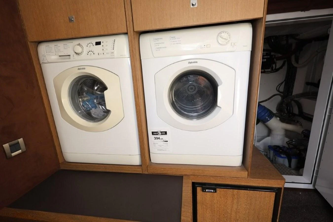 a white washing machine aboard GLN65001J819 Yacht for Sale