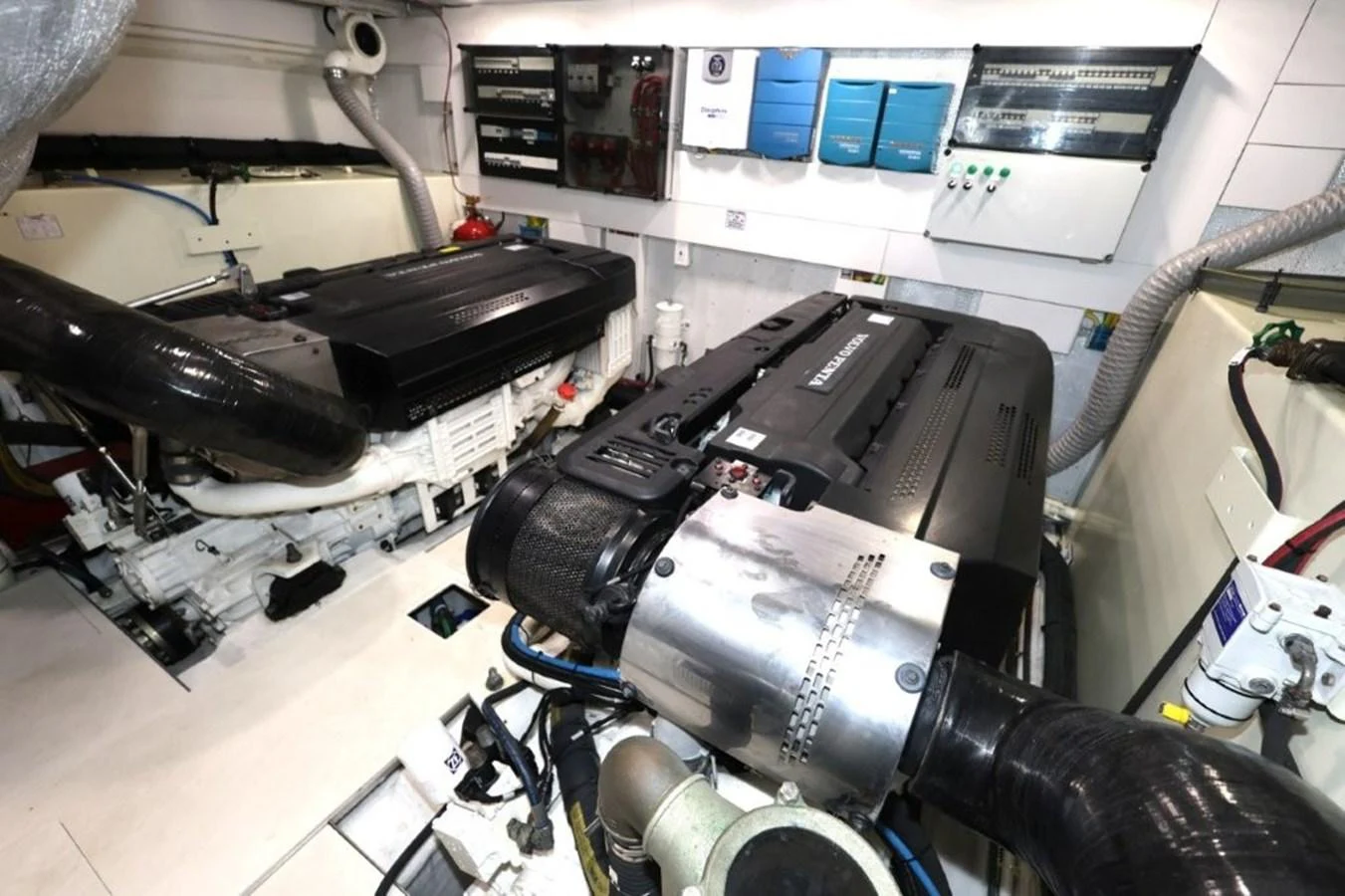 a machine with many parts aboard GLN65001J819 Yacht for Sale
