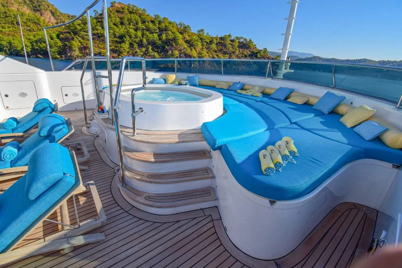 The sundeck features a luxurious jacuzzi surrounded by comfortable seating and sun loungers, perfect for relaxation. aboard HOLIDAY Yacht for Sale