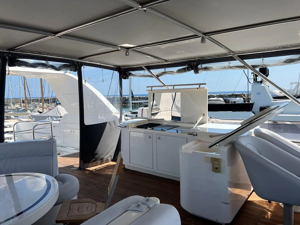 The flybridge offers a spacious and shaded area with comfortable seating and a well-equipped bar for relaxation and entertainment. aboard HORIZON ELEGANCE 82 S Yacht for Sale