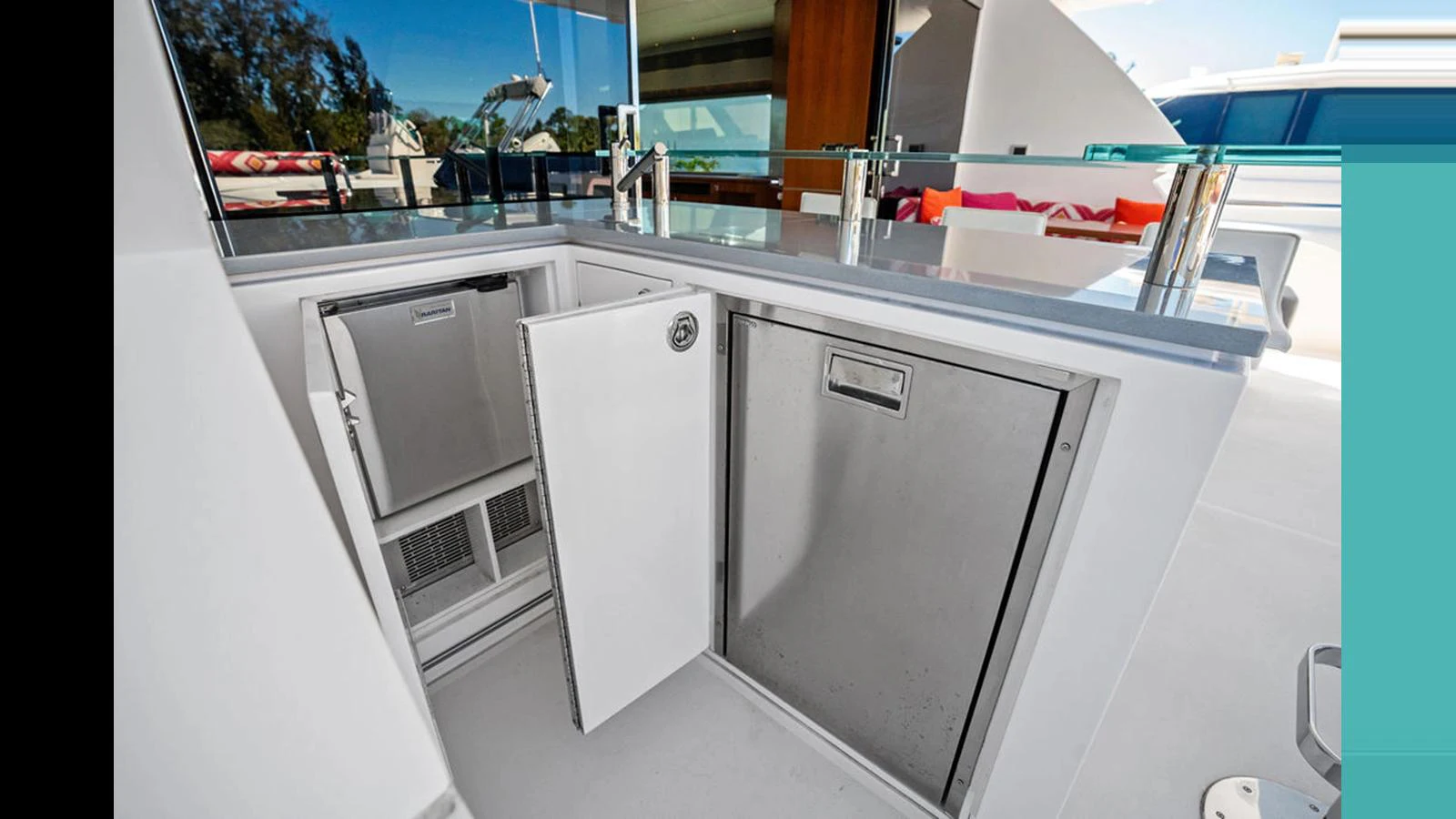 a room with a washing machine aboard MOBILLITY Yacht for Sale