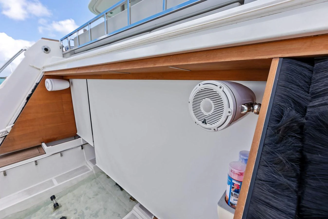 a white heater on a house aboard LUMPASAURUS Yacht for Sale