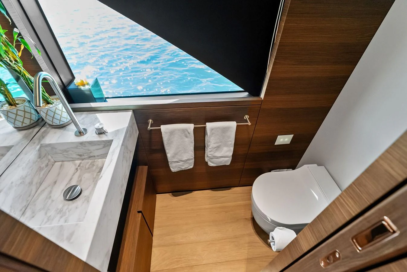 a bathroom with a tub and toilet aboard LUMPASAURUS Yacht for Sale