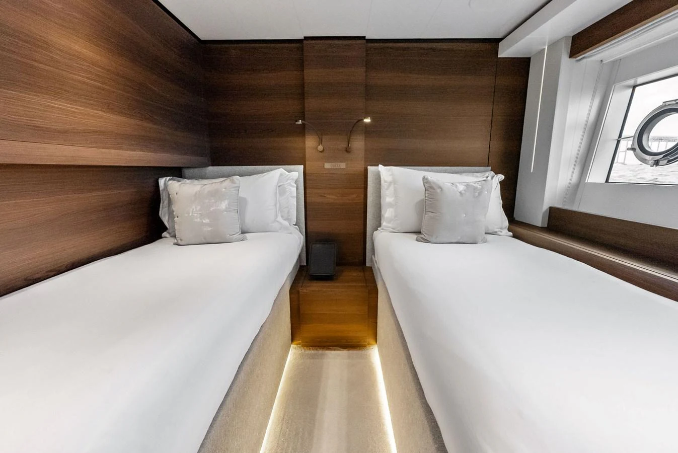 a room with a bed and a bathtub aboard LUMPASAURUS Yacht for Sale