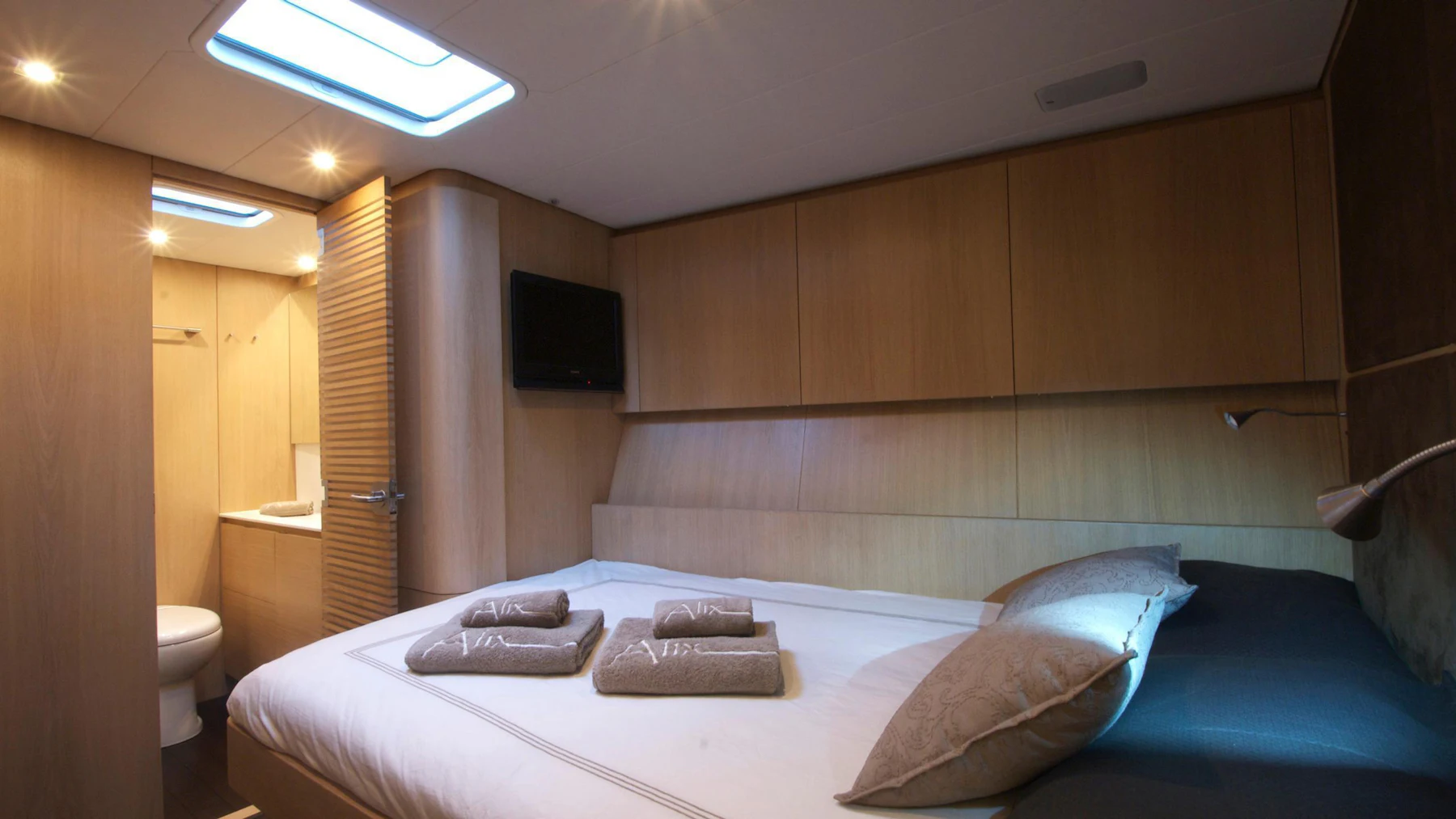 YCH2 yacht charter 4