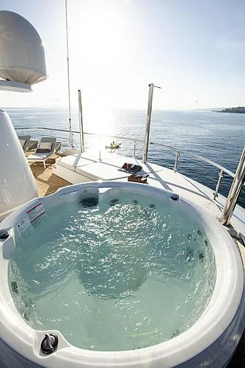 a large pool on a boat aboard MASQUENADA Yacht for Sale