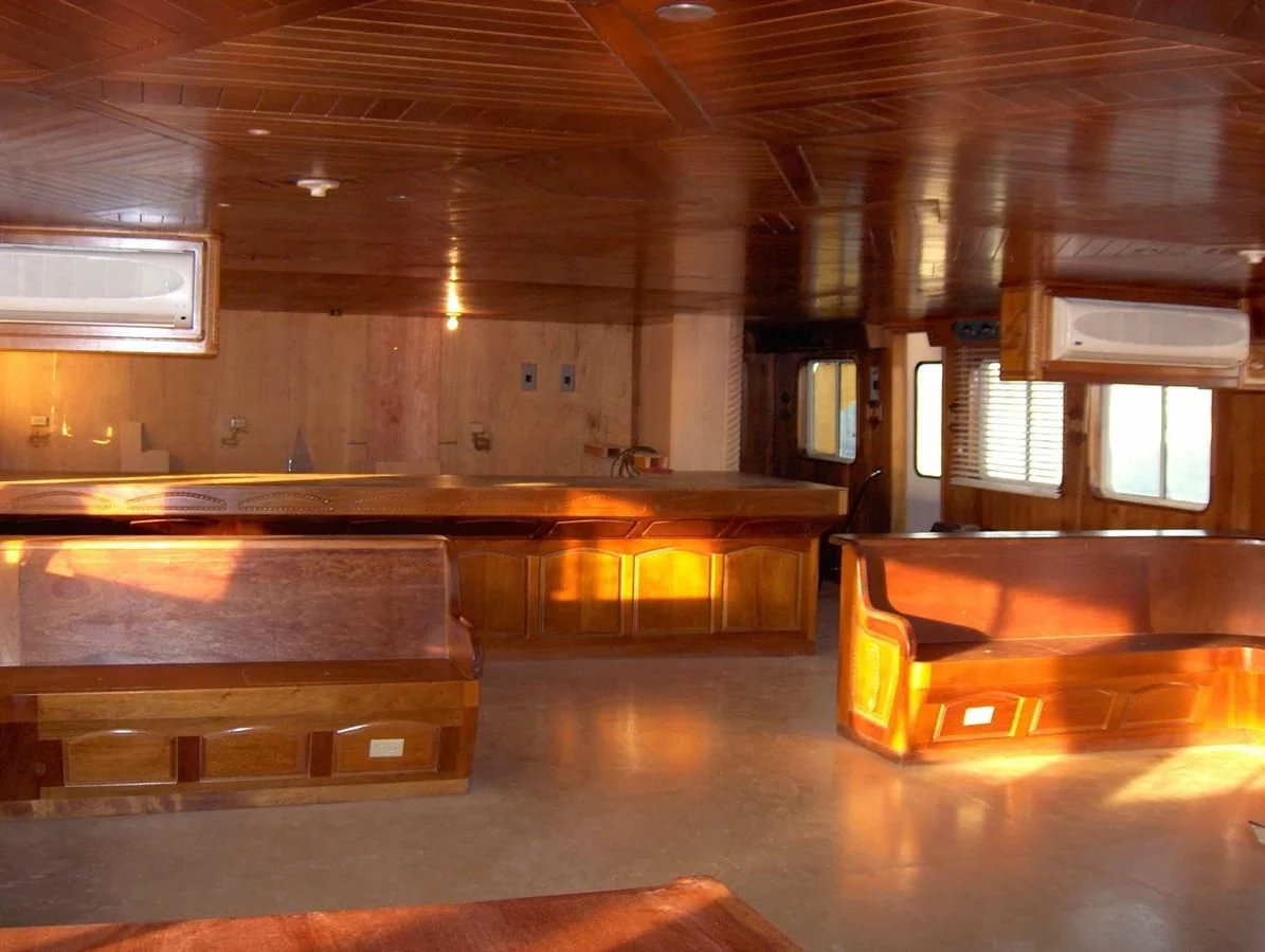a large room with a few desks and a large window aboard PRINCIPE DEL MAR Yacht for Sale