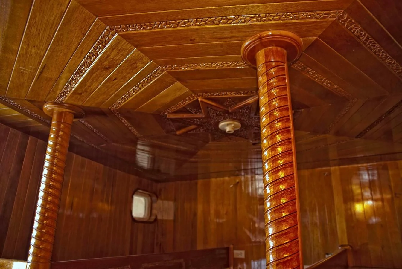 a ceiling with wooden beams aboard PRINCIPE DEL MAR Yacht for Sale