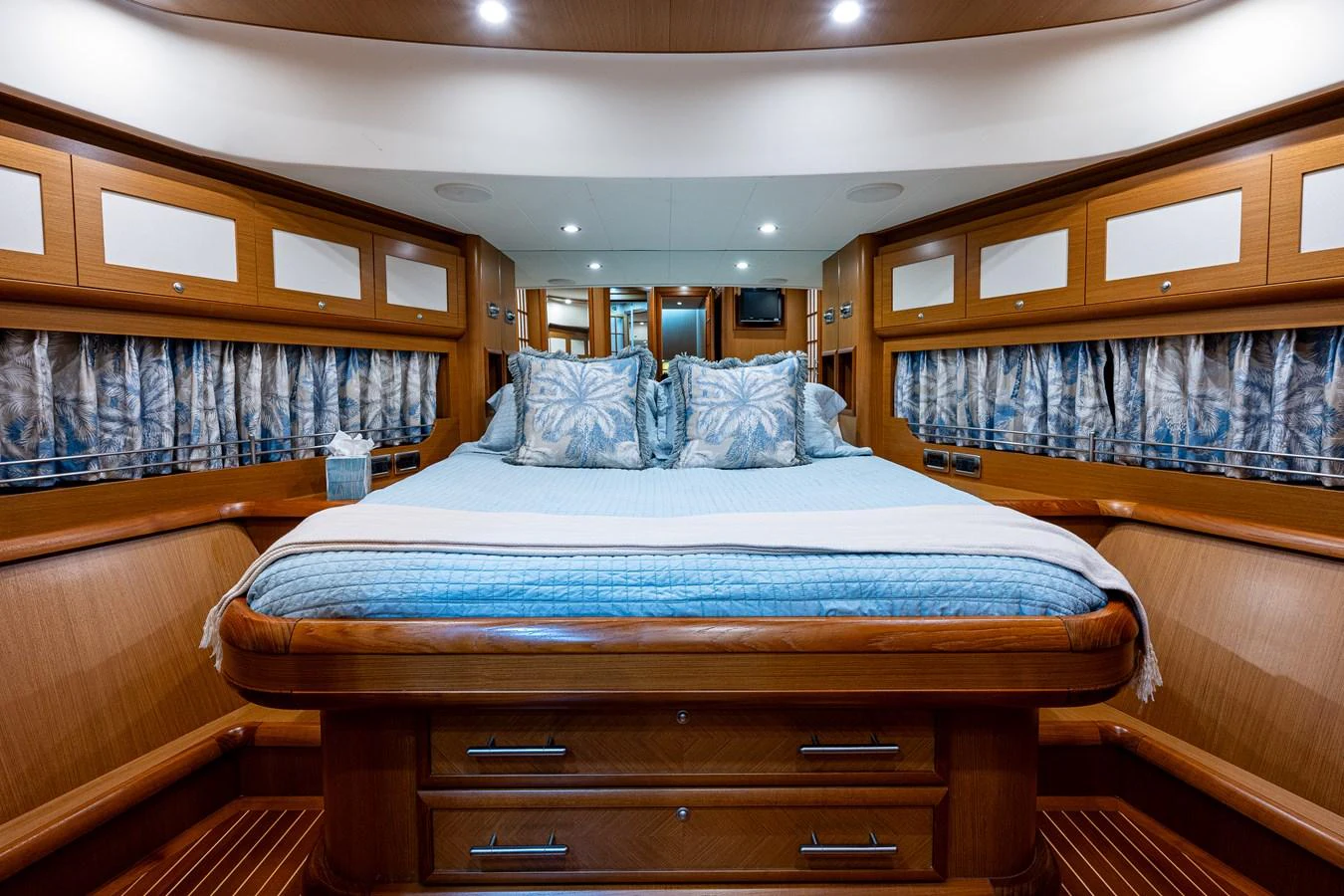 a room with a bed and a desk aboard KNOT NANNY'S Yacht for Sale