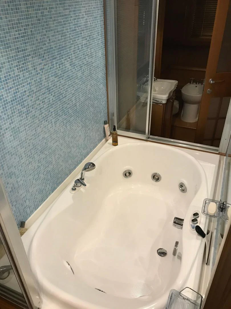 a bathtub with a sink aboard KNOT NANNY'S Yacht for Sale