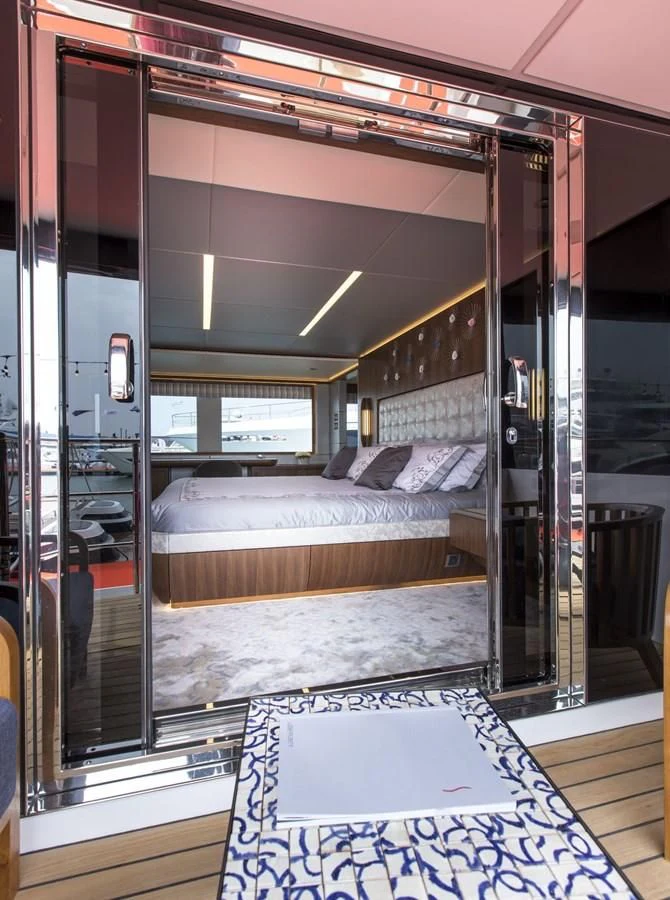 a train with a bed aboard MAJESTY 155 Yacht for Sale