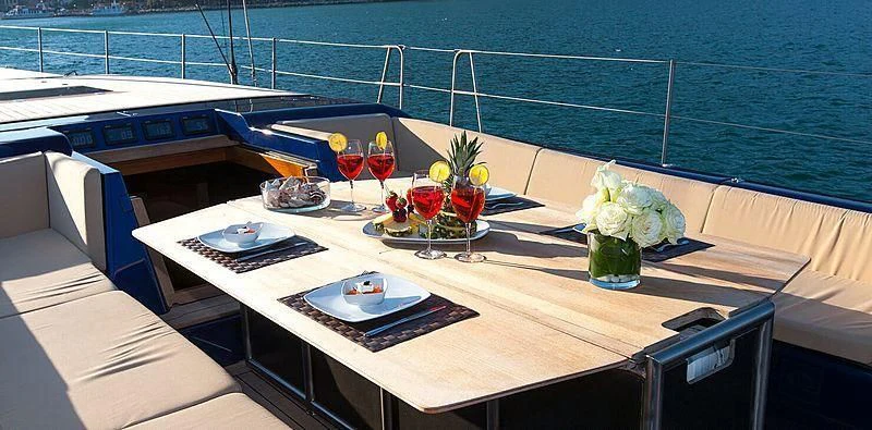 a table with drinks on it aboard INTI CUBE Yacht for Sale