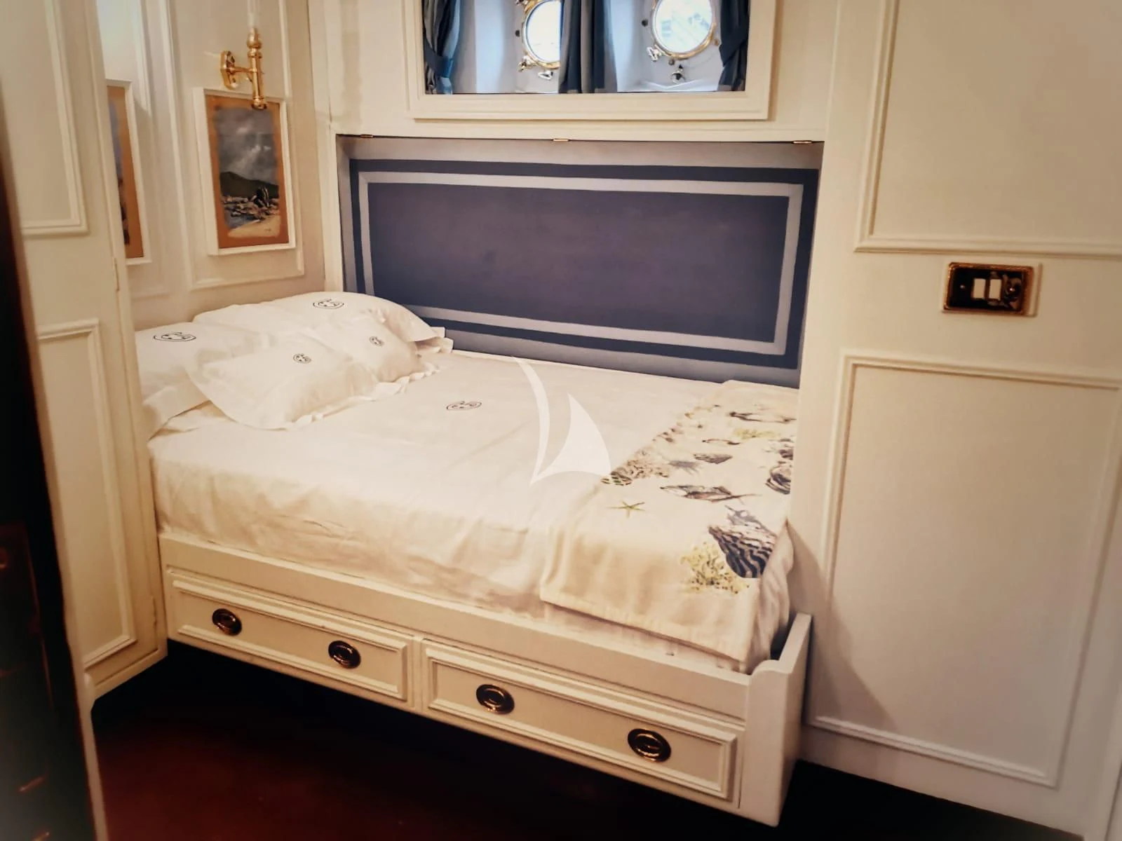 a bed with white sheets aboard CROCE DEL SUD Yacht for Sale