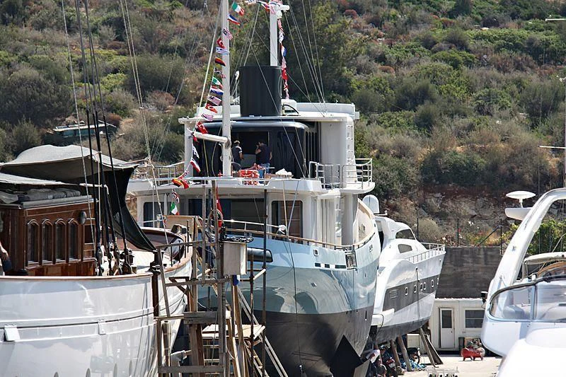 a boat docked at a pier aboard LUTTEUR Yacht for Sale