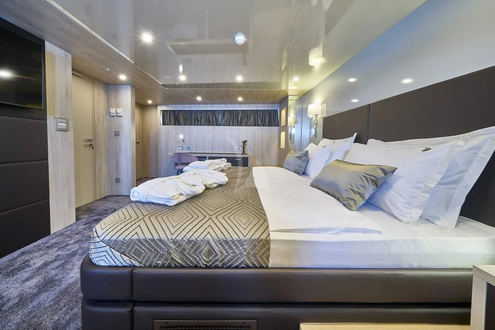 a room with a bed and a desk aboard DALMATINO Yacht for Sale