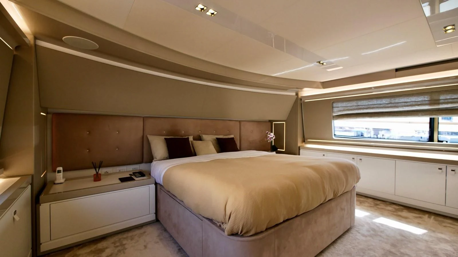 a room with a bed and a window aboard MIOTU 4 Yacht for Sale