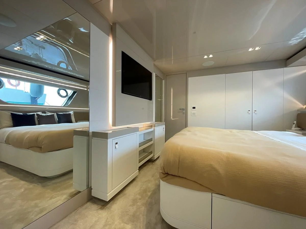a room with a bed and a tv aboard MIOTU 4 Yacht for Sale
