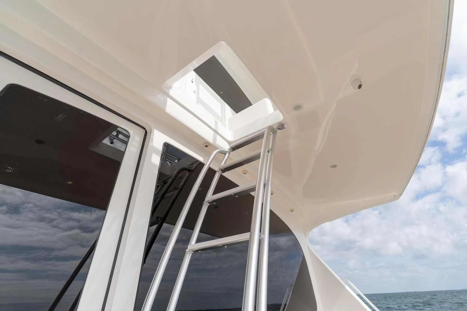 a white tower on a boat aboard MER SEA SAKES Yacht for Sale