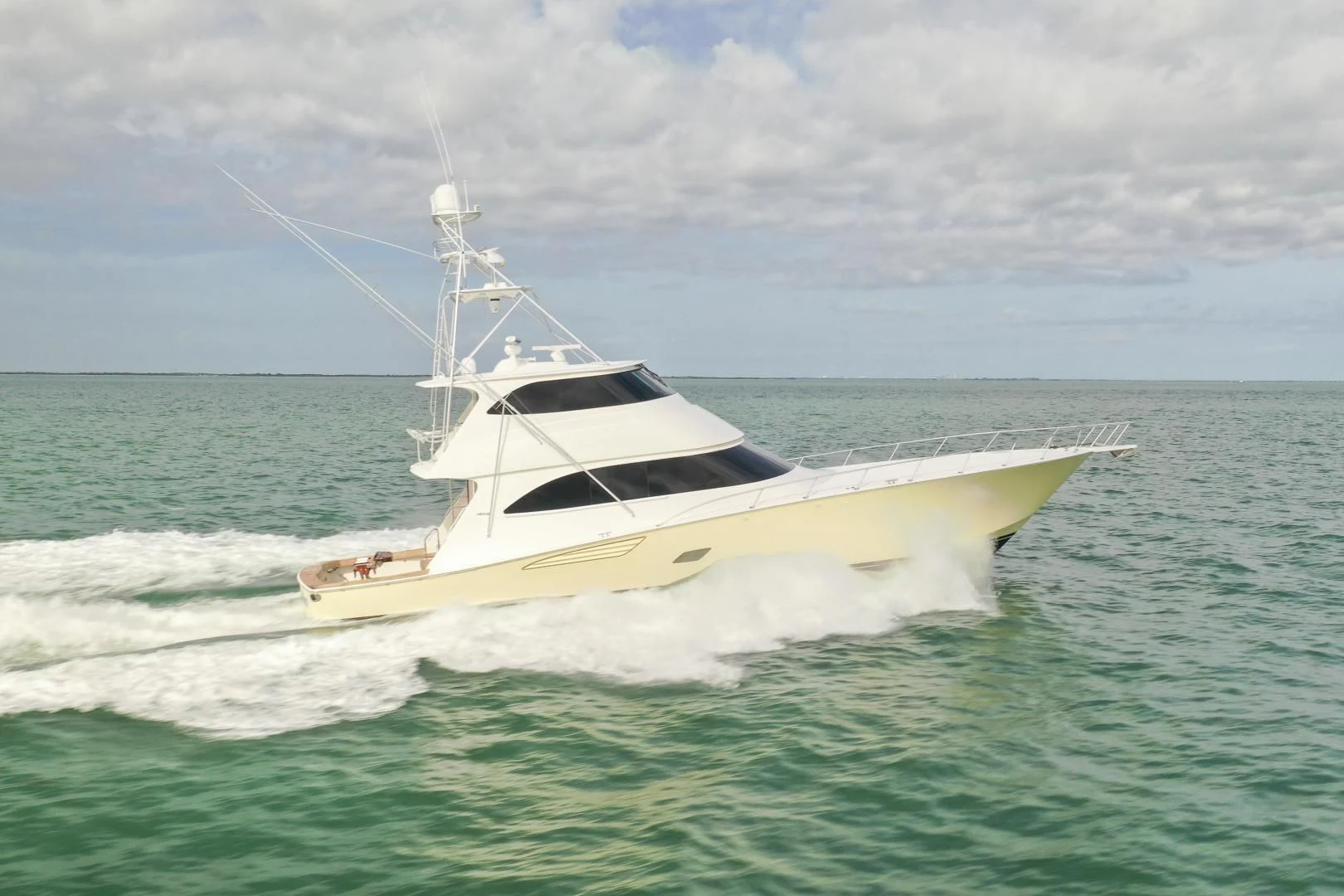 a white boat in the ocean aboard MER SEA SAKES Yacht for Sale