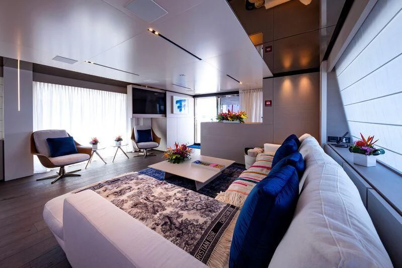 a room with a bed and a table aboard OFFICIAL PLAN Yacht for Sale
