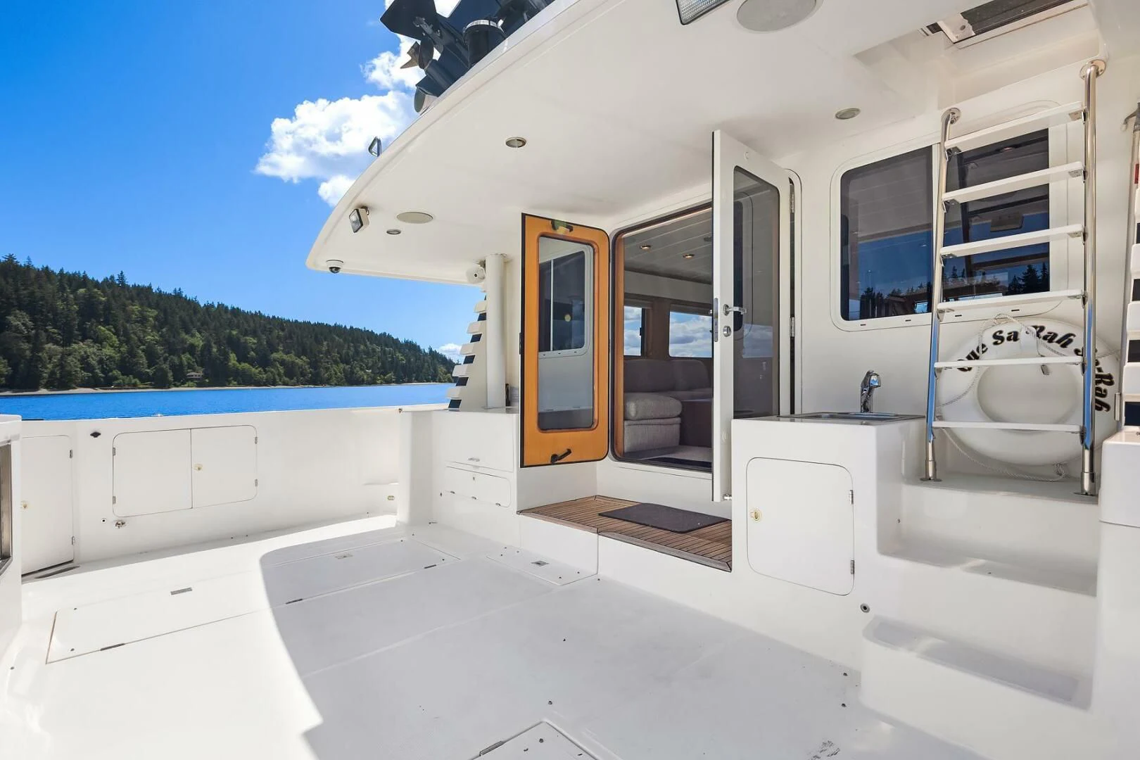 a large white room with a tub and a sink aboard QUE SA-RAH SA-RAH Yacht for Sale