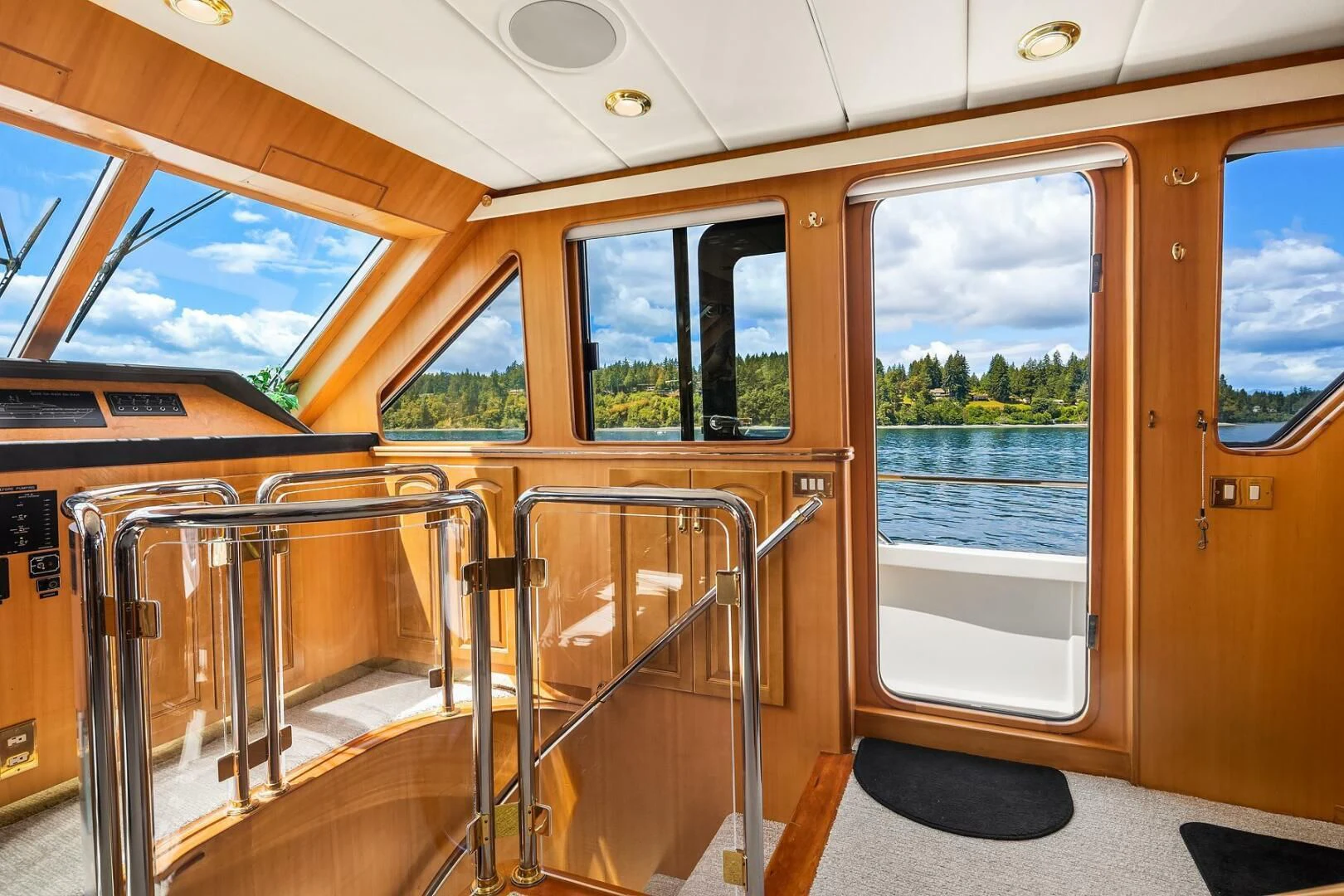 inside of a bus aboard QUE SA-RAH SA-RAH Yacht for Sale