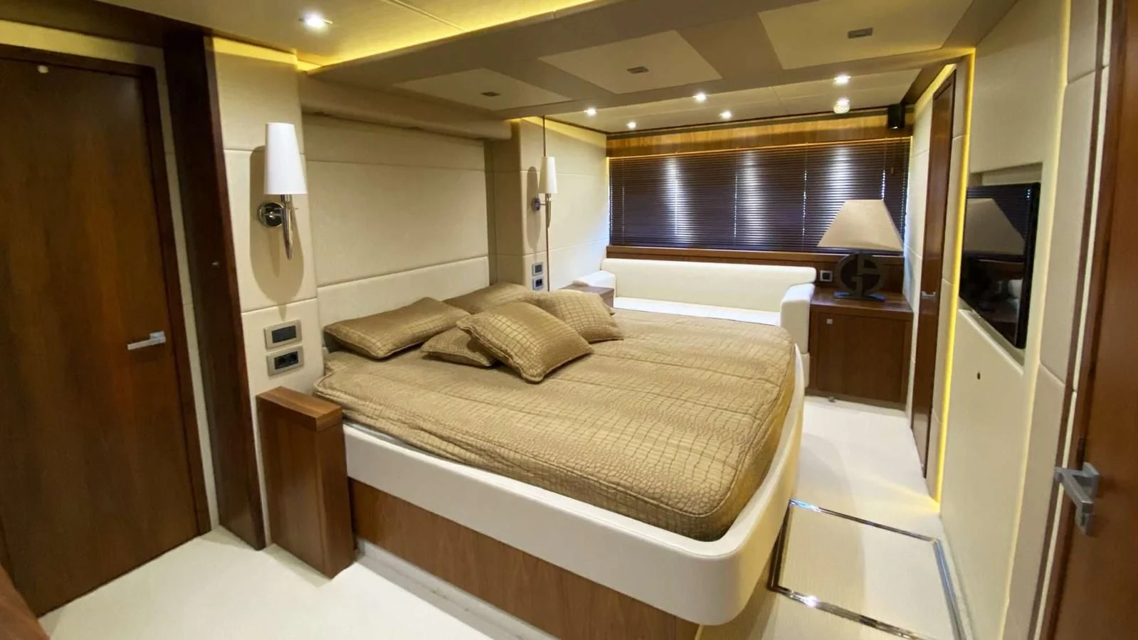 a hotel room with a bed aboard SUNSEEKER 70' MANHATTAN Yacht for Sale