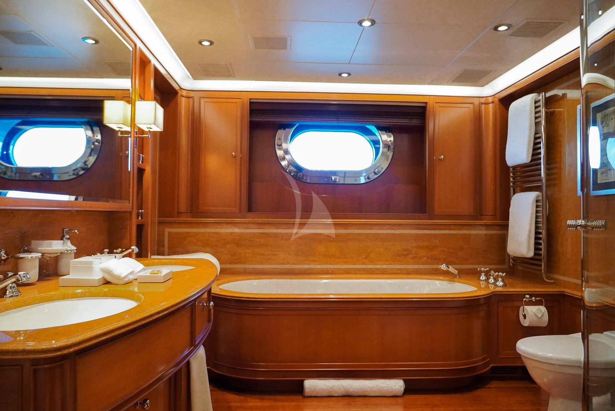 a bathroom with a large tub aboard ZENJI Yacht for Sale