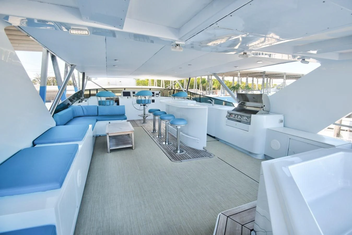 inside of a boat aboard DESLIZE Yacht for Sale