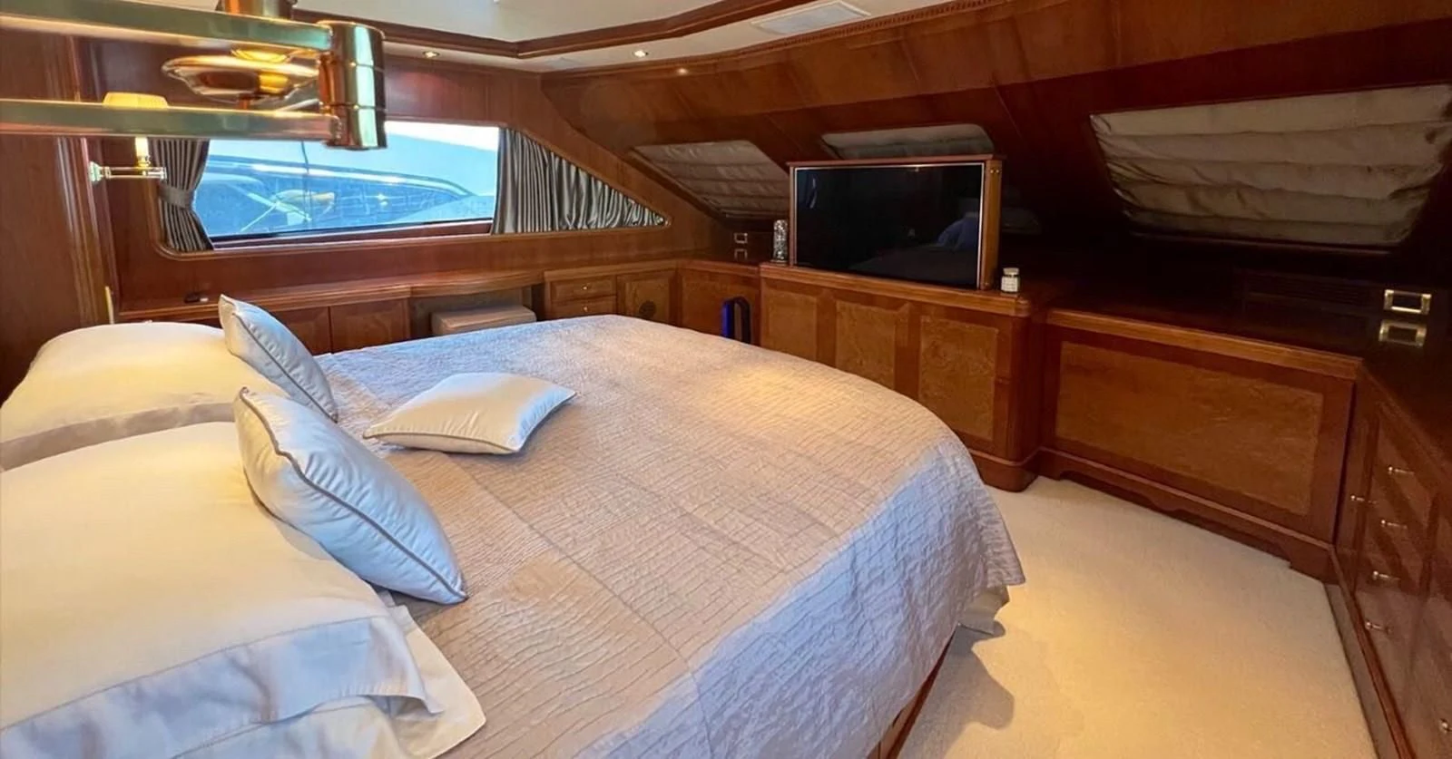 a room with a bed and a television aboard BENETTI TRADITION 100 Yacht for Sale