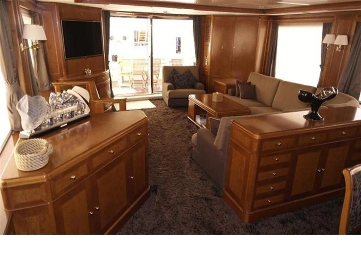 a living room with a couch and a tv aboard BENETTI TRADITION 100 Yacht for Sale