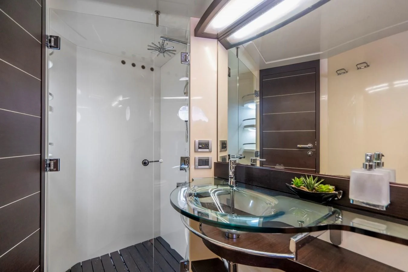 a bathroom with a large jacuzzi tub aboard KNOTORIOUS IV Yacht for Sale