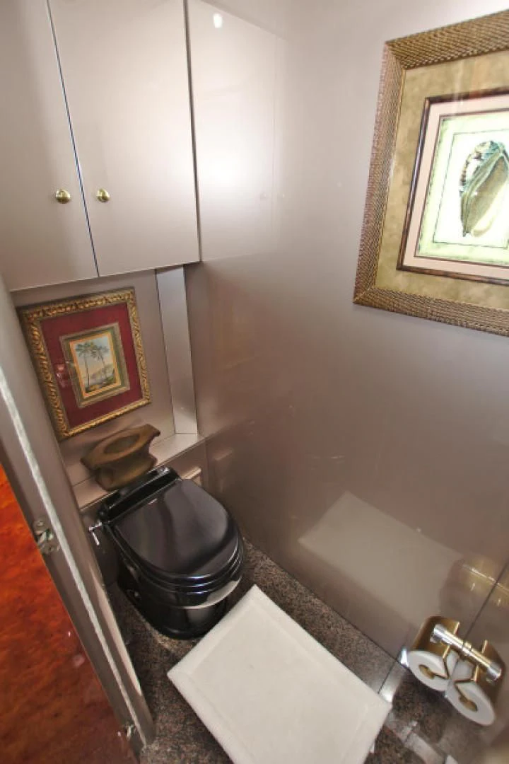 a bathroom with a black pot aboard CHRISTMAS SPIRIT Yacht for Sale