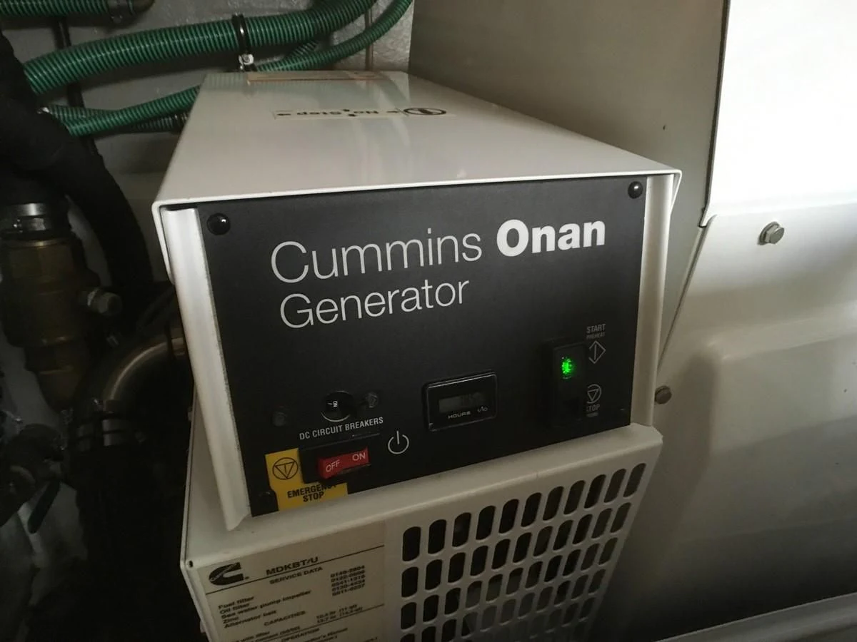 a machine with a screen aboard SUNSEEKER MANHATTAN 63 Yacht for Sale