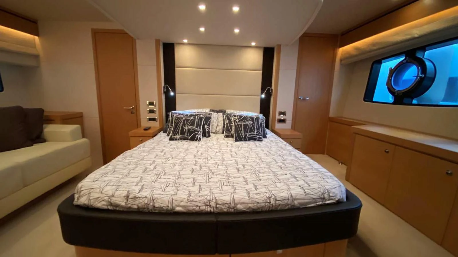 a bed in a room aboard SUNSEEKER MANHATTAN 63 Yacht for Sale