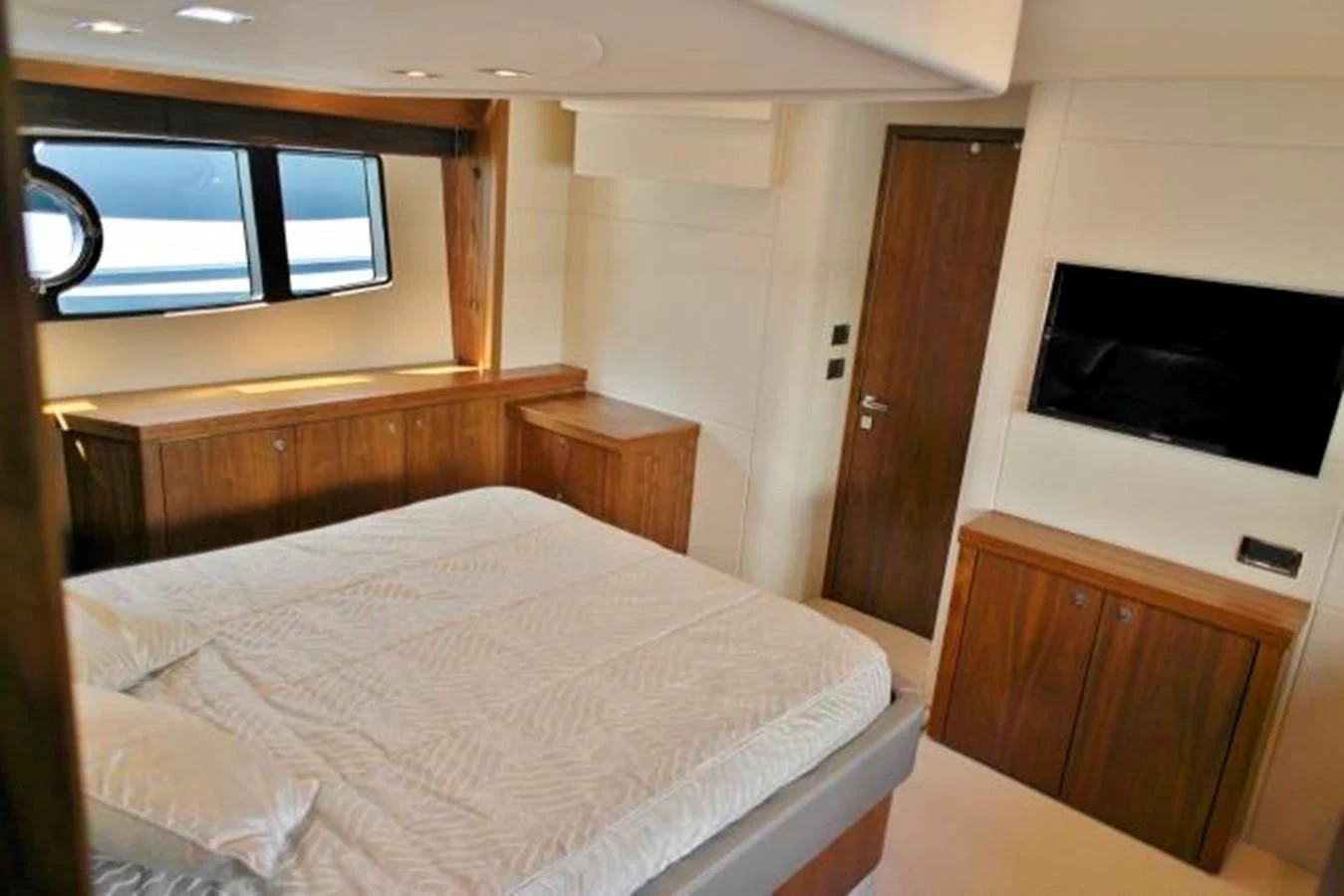 a bed in a room aboard SUNSEEKER MANHATTAN 63 Yacht for Sale