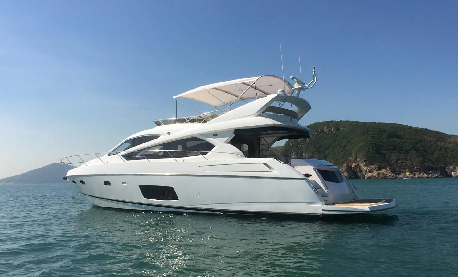 a boat in the water aboard SUNSEEKER MANHATTAN 63 Yacht for Sale