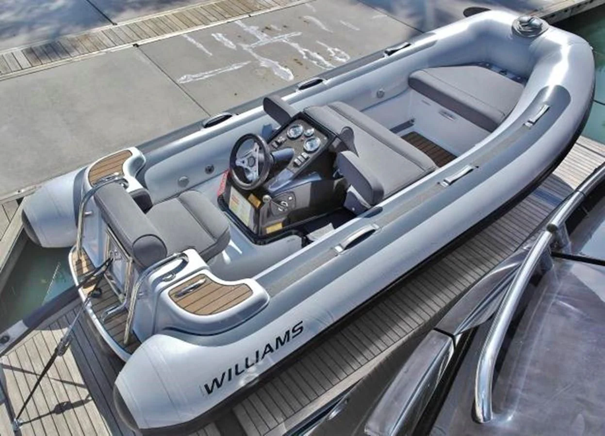 a car engine with a black frame aboard SUNSEEKER MANHATTAN 63 Yacht for Sale