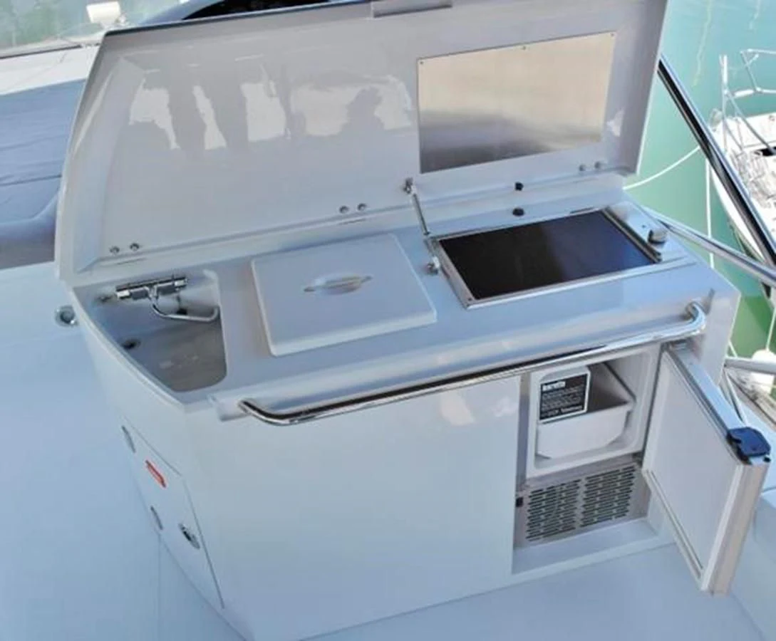 a white machine with a vent aboard SUNSEEKER MANHATTAN 63 Yacht for Sale