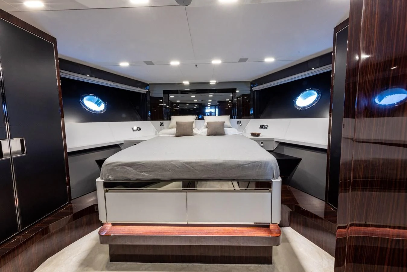 a room with a bed and a desk aboard OUR TRADE Yacht for Sale