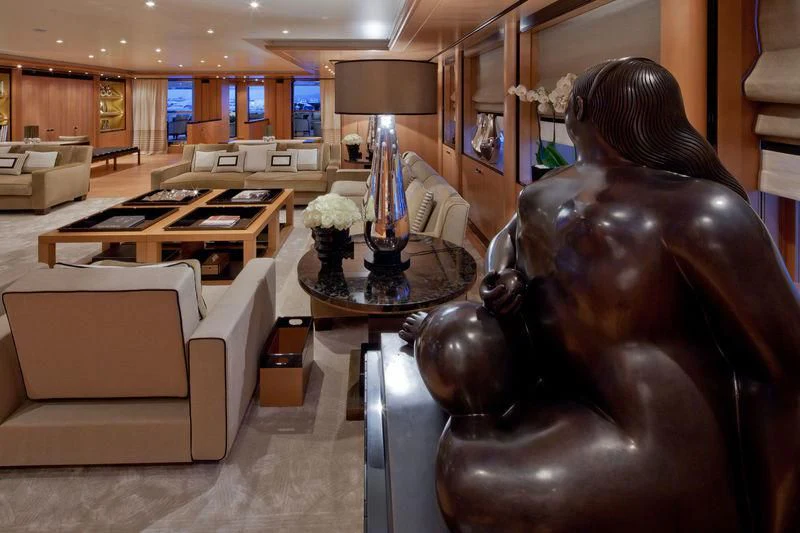 a room with a statue aboard CHOPI CHOPI Yacht for Sale