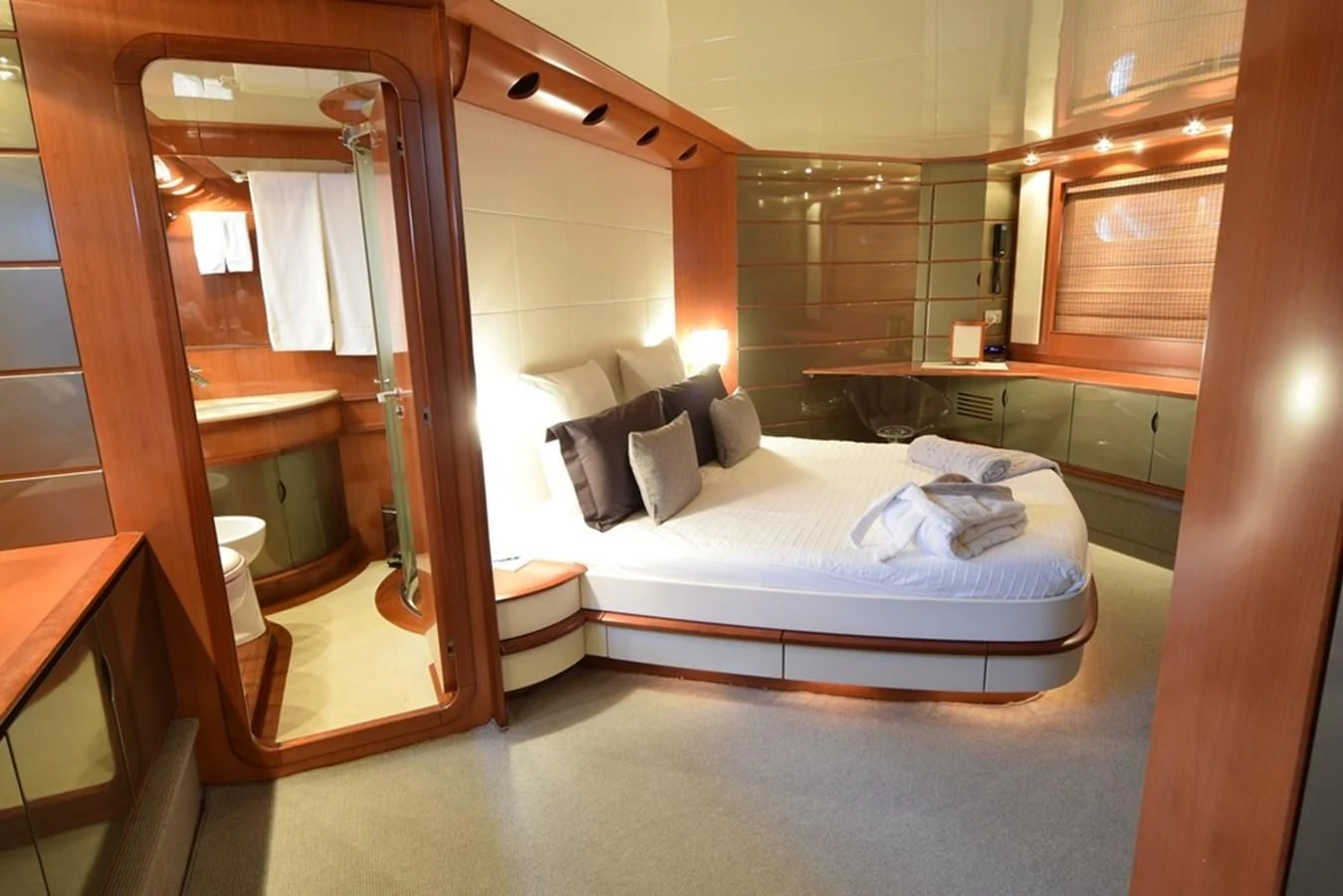 a hotel room with a bed aboard SUR L'ONDE 2 Yacht for Sale