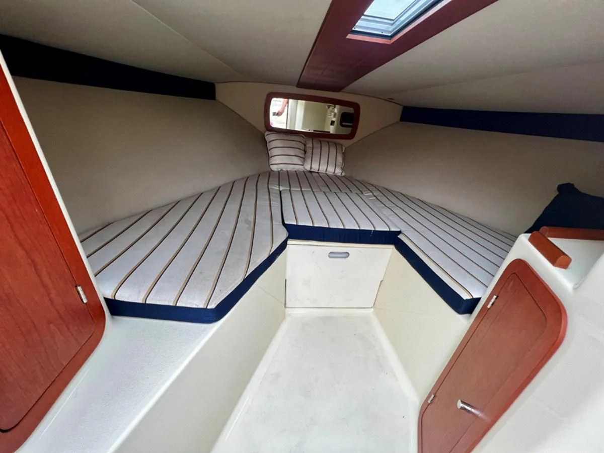 a room with a bed and a vent aboard CHRIS CRAFT 28 Yacht for Sale