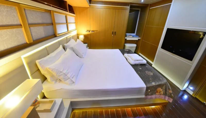 a room with a bed and a television aboard ZELDA Yacht for Sale