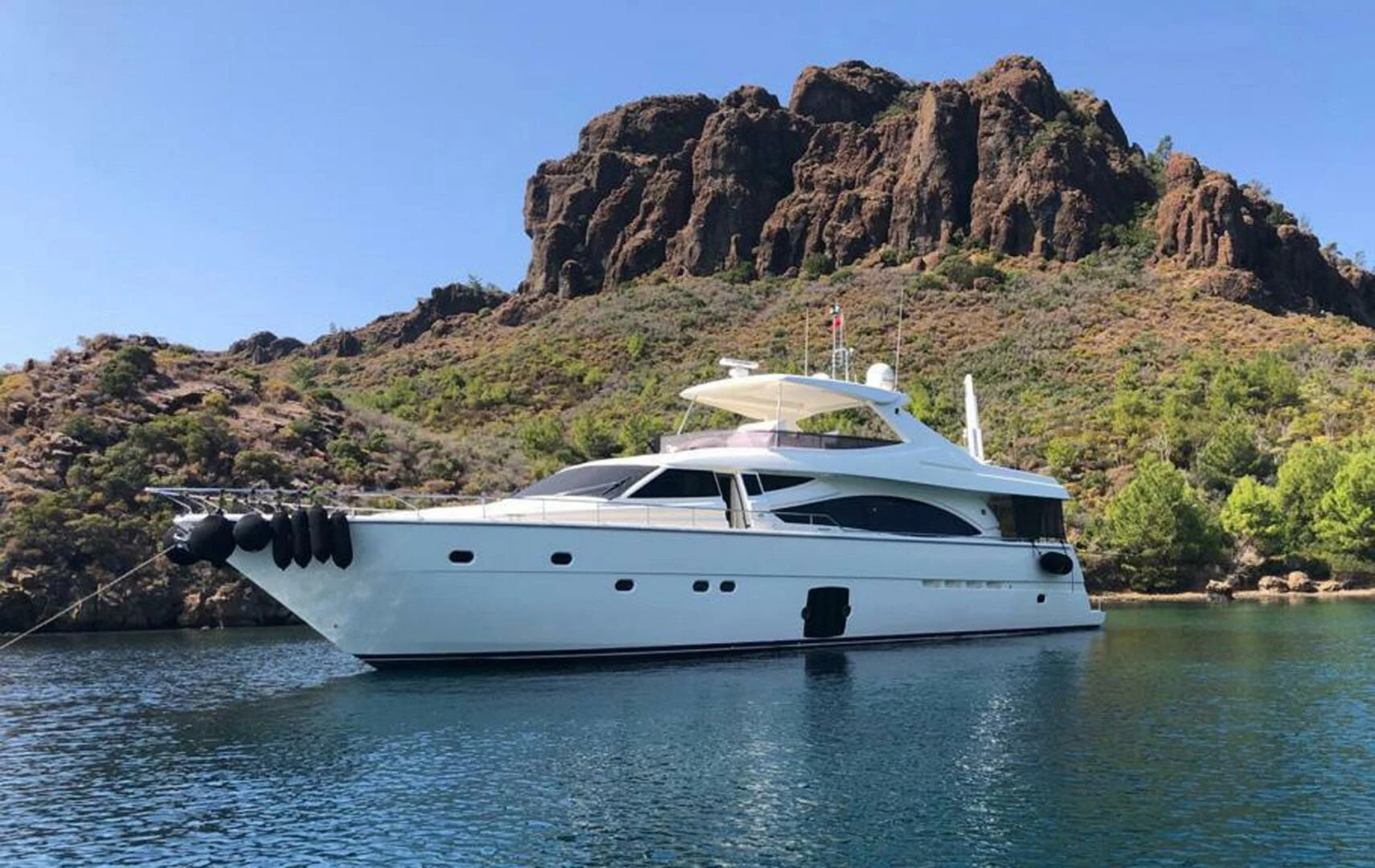 a boat on the water aboard MAR AZUL Yacht for Sale