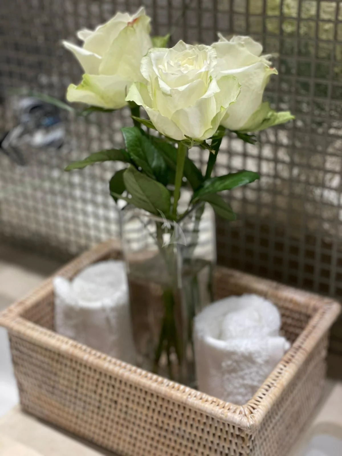 a vase with white roses aboard DE ZEUS Yacht for Sale
