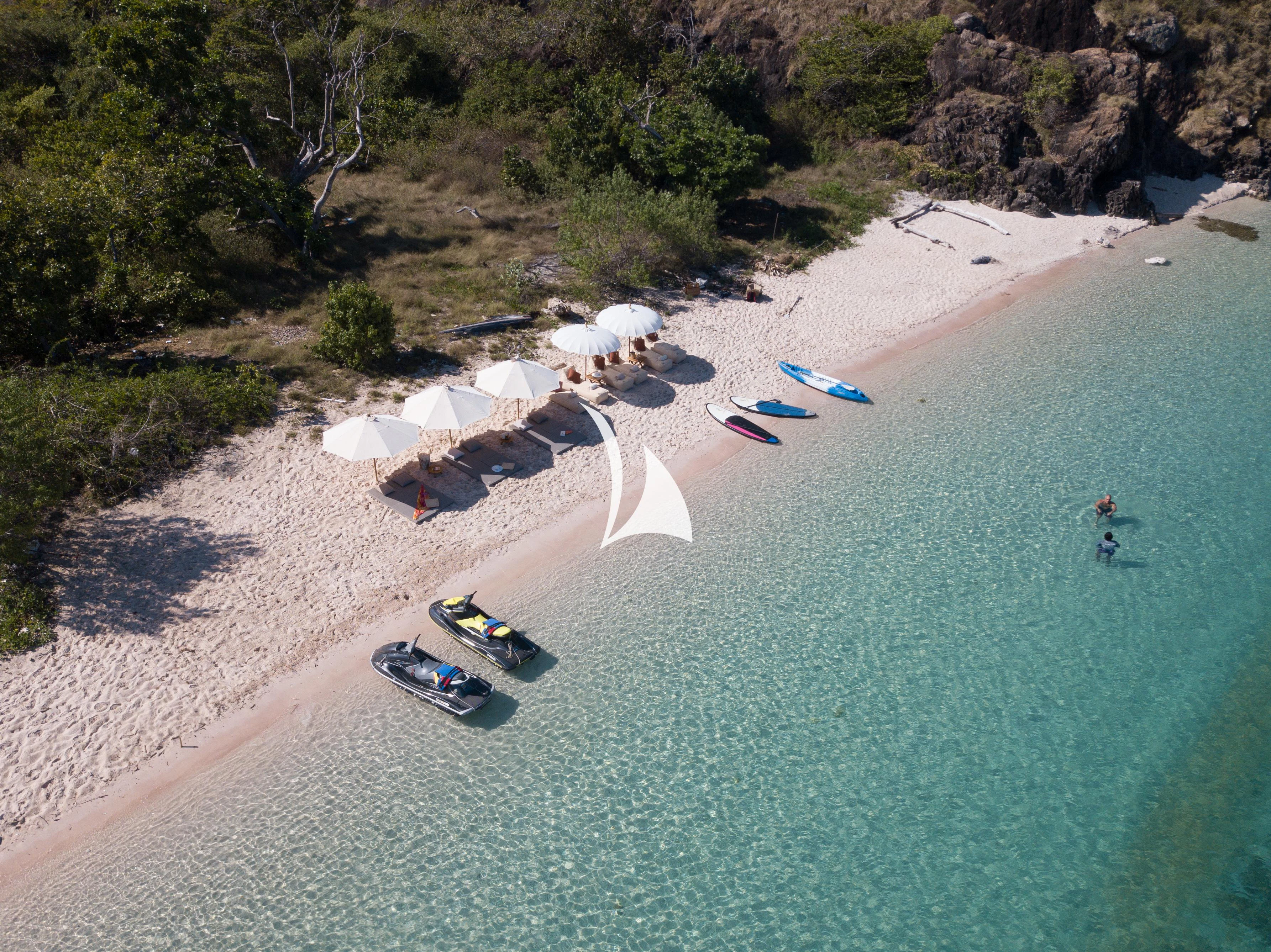 people on the beach aboard LAMIMA Yacht for Sale