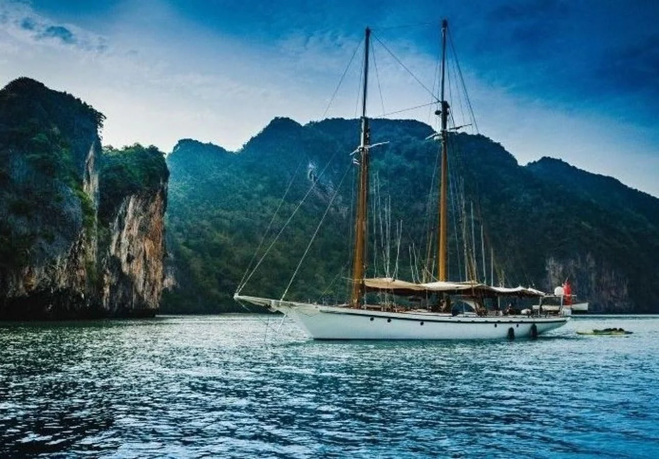 a boat sailing on the sea aboard DALLINGHOO Yacht for Sale
